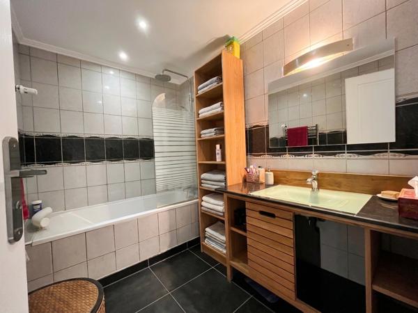 Maison de charme rénovée de 82 m² , 3 chambres, jardin et parking à Floirac Bas , Floirac