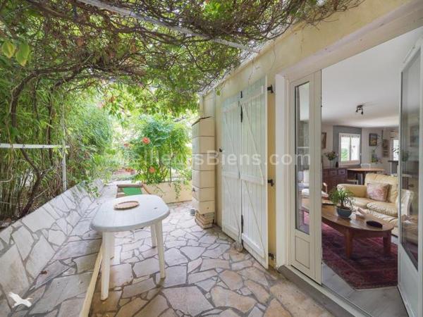 dans ce vaste jardin abritant cet agreable plain pied