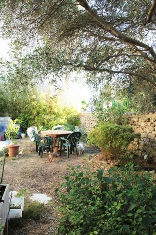 dans ce vaste jardin abritant cet agreable plain pied