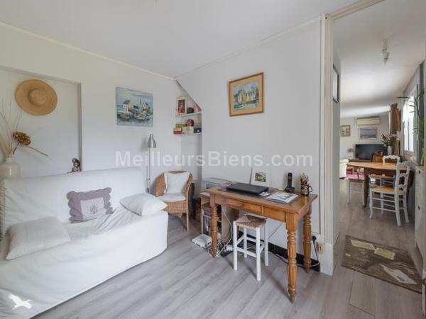 dans ce vaste jardin abritant cet agreable plain pied