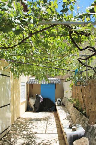 dans ce vaste jardin abritant cet agreable plain pied