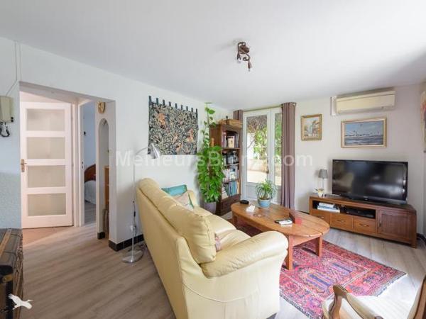 dans ce vaste jardin abritant cet agreable plain pied