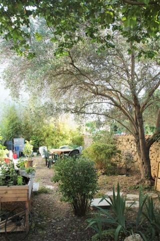 dans ce vaste jardin abritant cet agreable plain pied