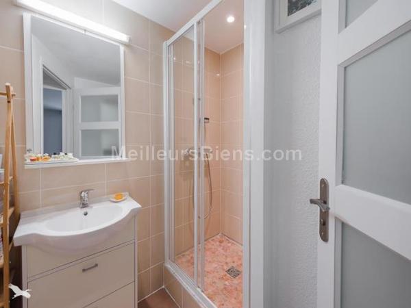 dans ce vaste jardin abritant cet agreable plain pied