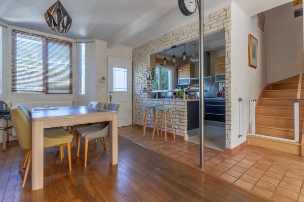 Maison
         5 pièces
        - 130 m² Exclusivité 425 000 € *