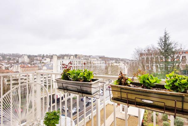 Au coeur de SEVRES, appartement familial 3 chambres avec balcons et vue, lumineux et en très bon état.