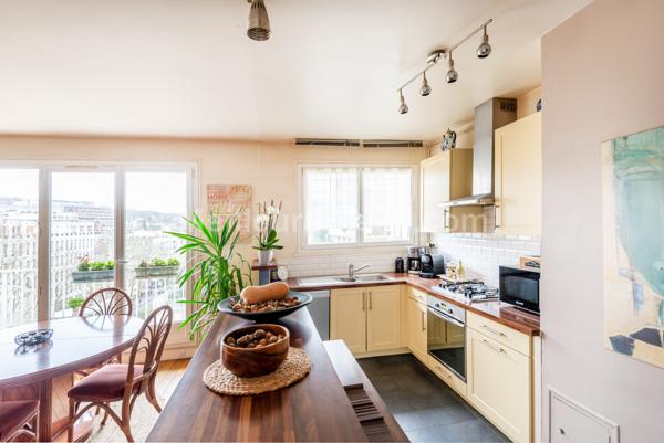 Au coeur de SEVRES, appartement familial 3 chambres avec balcons et vue, lumineux et en très bon état.