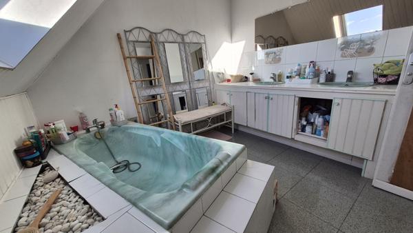 Maison au calme avec beau potentiel à Guécélard