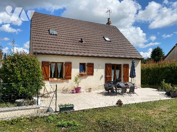 Charmante maison située au cœur de SAINT SULPICE DE POMMERAY, dans un environnement calme et arboré.