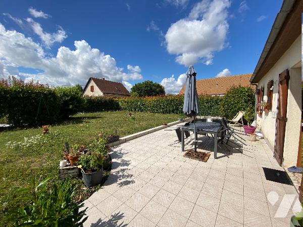 Charmante maison située au cœur de SAINT SULPICE DE POMMERAY, dans un environnement calme et arboré.