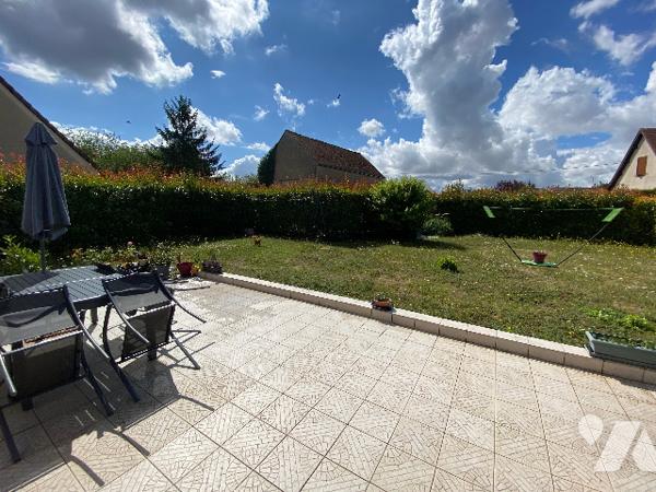 Charmante maison située au cœur de SAINT SULPICE DE POMMERAY, dans un environnement calme et arboré.