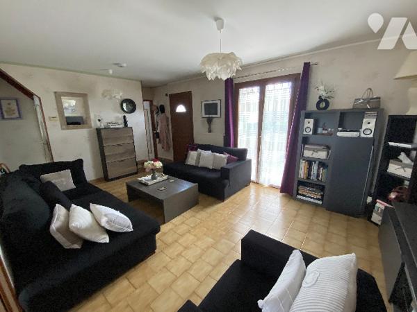 Charmante maison située au cœur de SAINT SULPICE DE POMMERAY, dans un environnement calme et arboré.