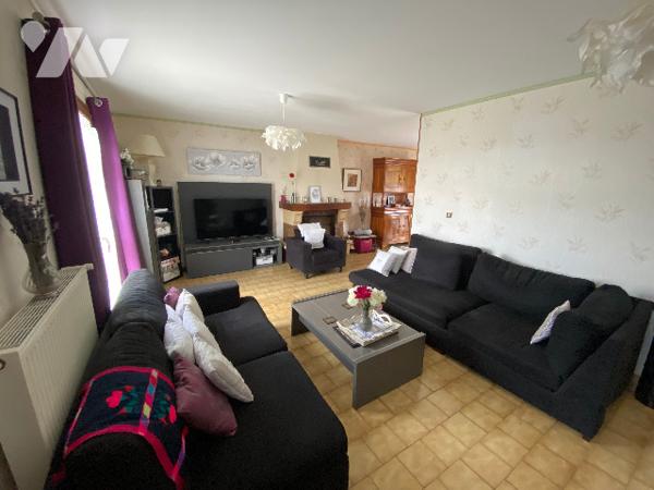 Charmante maison située au cœur de SAINT SULPICE DE POMMERAY, dans un environnement calme et arboré.