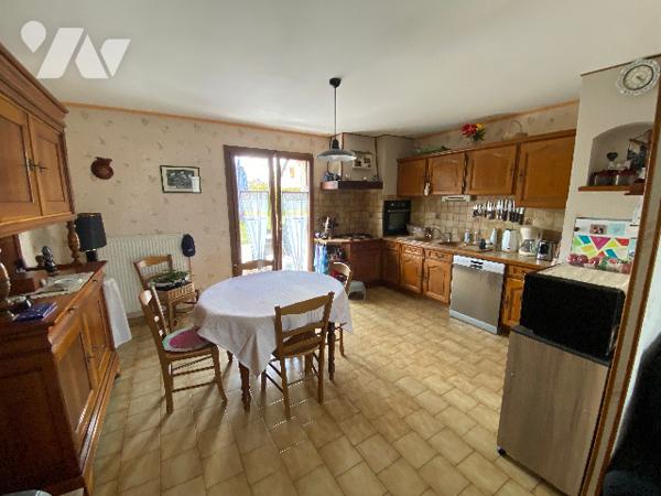 Charmante maison située au cœur de SAINT SULPICE DE POMMERAY, dans un environnement calme et arboré.