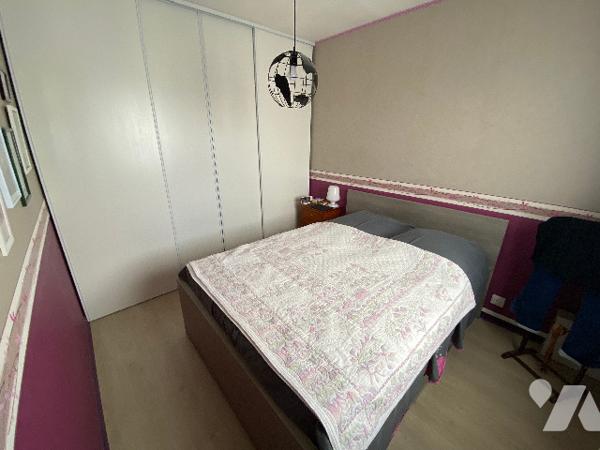 Charmante maison située au cœur de SAINT SULPICE DE POMMERAY, dans un environnement calme et arboré.