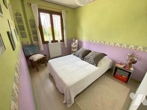 Charmante maison située au cœur de SAINT SULPICE DE POMMERAY, dans un environnement calme et arboré.