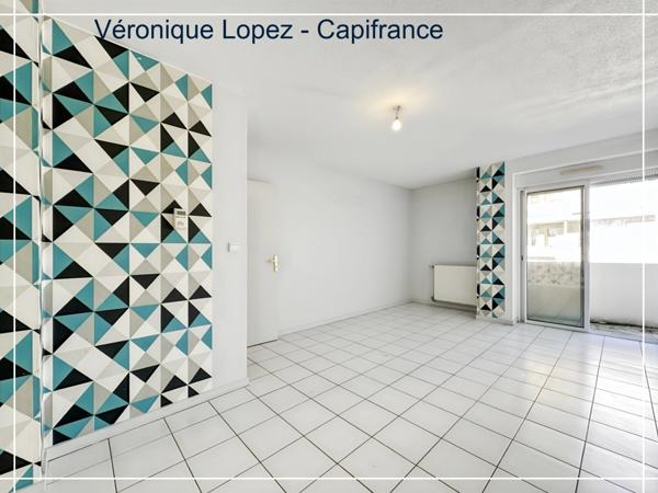 Exclusivité ! AGEN, proche lycée Palissy, agréable appartement T2 en duplex de 59 m² avec balcon et place de parking couverte.