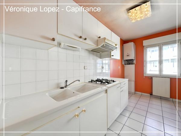Exclusivité ! AGEN, proche lycée Palissy, agréable appartement T2 en duplex de 59 m² avec balcon et place de parking couverte.