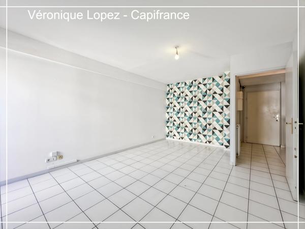 Exclusivité ! AGEN, proche lycée Palissy, agréable appartement T2 en duplex de 59 m² avec balcon et place de parking couverte.