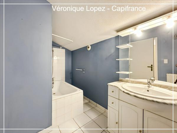 Exclusivité ! AGEN, proche lycée Palissy, agréable appartement T2 en duplex de 59 m² avec balcon et place de parking couverte.