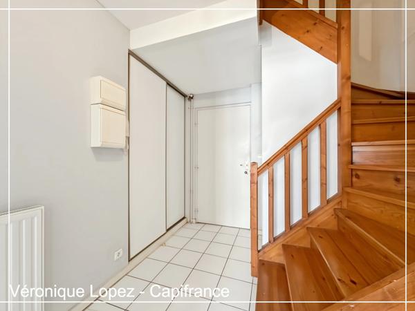 Exclusivité ! AGEN, proche lycée Palissy, agréable appartement T2 en duplex de 59 m² avec balcon et place de parking couverte.