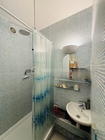 ***NOUVEAUTE BSK IMMOBILIER***

A voir absolument, grand appartement de type 5 à proximité immédiate du Point-du-Jour (1min à pied de la Place Bénédict Teissier) et de tout ses commerces et transports. Idéal pour la famille, cet appartement offre de beaux volumes et se compose d'une entrée avec placards, d'une cuisine aménagée et équipée attenante au séjour, un grand salon avec salle à manger (transformable facilement en 4ème chambre). La partie nuit se compose de 3 chambres, un WC indépendant, une salle d'eau et une salle de bains avec un second WC. Une terrasse d'environ 12m² est attenante au séjour. Emplacement de choix ou tout est faisable à pied et ou l'accès aux transports en commun est immédiat. Chauffage individuel électrique, faible charges de copropriété. Résidence de standing des années 90 entièrement fermée. Un box fermé complète ce bien.

Pour plus d'informations et ou programmer une visite, n'hésitez pas à me contacter visites 6j/7j.