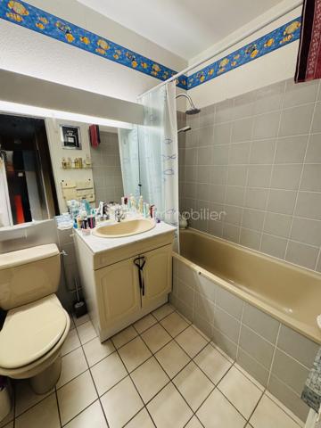 ***NOUVEAUTE BSK IMMOBILIER***

A voir absolument, grand appartement de type 5 à proximité immédiate du Point-du-Jour (1min à pied de la Place Bénédict Teissier) et de tout ses commerces et transports. Idéal pour la famille, cet appartement offre de beaux volumes et se compose d'une entrée avec placards, d'une cuisine aménagée et équipée attenante au séjour, un grand salon avec salle à manger (transformable facilement en 4ème chambre). La partie nuit se compose de 3 chambres, un WC indépendant, une salle d'eau et une salle de bains avec un second WC. Une terrasse d'environ 12m² est attenante au séjour. Emplacement de choix ou tout est faisable à pied et ou l'accès aux transports en commun est immédiat. Chauffage individuel électrique, faible charges de copropriété. Résidence de standing des années 90 entièrement fermée. Un box fermé complète ce bien.

Pour plus d'informations et ou programmer une visite, n'hésitez pas à me contacter visites 6j/7j.