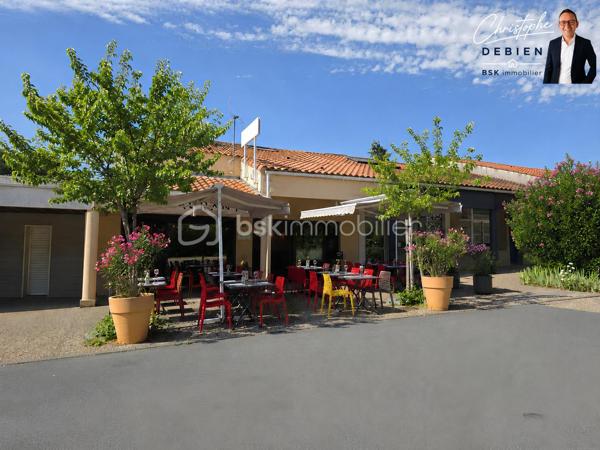 Christophe Debien – BSK Immobilier vous propose à la vente un ensemble rare comprenant le fonds de commerce et les murs commerciaux d'un restaurant-pizzeria idéalement situé au sud du secteur de Montaigu, au cœur d'une commune dynamique d'environ 3 700 habitants.

Bénéficiant d'un emplacement stratégique et d'une zone de chalandise d'environ 25 000 habitants à moins de 10 minutes, cet établissement profite d'une clientèle fidèle, locale et touristique, assurant une activité régulière.

L'établissement réalise un chiffre d'affaires stable supérieur à 300 000 €, avec une répartition d'activité d'environ 70 % de restauration sur place et 30 % de vente à emporter.

D'une surface exploitable d'environ 128 m², il offre une capacité d'accueil d'environ 80 couverts, comprenant :
•	40 couverts en salle,
•	40 couverts en terrasse.

La cuisine est fonctionnelle, parfaitement entretenue et vendue avec un matériel complet, propriété de l'exploitant (aucun matériel en location), comprenant notamment :

•	Tireuse à bière professionnelle de moins d'un an,
•	Machine à café professionnelle de 4 ans,
•	Six réfrigérateurs professionnels de 4 ans,
•	Un congélateur professionnel de 4 ans,
•	Four à pizza électrique double chambre 2 x 6 pizzas de 4 ans,
•	Frigo-bar avec groupe moteur remplacé en 2023,
•	Plaques de cuisson gaz,
•	Lave-vaisselle professionnel,
•	Trancheuse,
•	Salamandre,
•	Plancha,
•	Cuiseur à pâtes,
•	Bain-marie.

L'ensemble du matériel est en excellent état de fonctionnement et permet une reprise immédiate de l'activité sans investissement complémentaire.
Licence IV incluse dans la vente.

Les murs commerciaux sont vendus avec le fonds de commerce, offrant ainsi la possibilité de devenir propriétaire de son outil de travail tout en constituant un investissement patrimonial durable.

À titre indicatif, la valeur locative du bien est estimée à 1 200 € par mois, représentant un véritable atout pour un investisseur ou un futur exploitant.

L'ensemble présente encore un fort potentiel de développement, notamment grâce :
•	à l'exploitation de l'étage,
•	au développement de la vente à emporter,
•	à la mise en place d'un service de livraison,
•	et à l'optimisation de l'activité.

Prix de vente
•	Fonds de commerce : 125 000 € FAI
•	Murs commerciaux : 162 000 € FAI

Prix de vente de l'ensemble (fonds de commerce + murs commerciaux) : 280 000 € Frais d'Agence Inclus.

Honoraires : 20 000 € TTC Inclus soit 7,14 % du prix FAI soit 16 667 € HT

Cette opportunité conviendra parfaitement à un couple de professionnels souhaitant devenir propriétaire de son établissement, ou à un investisseur recherchant un ensemble commercial rentable, pérenne et immédiatement exploitable.

Pour tout renseignement complémentaire ou organiser une visite, contactez :
Christophe Debien
BSK Immobilier

Dossier complet, bilans et visites disponibles sur demande.