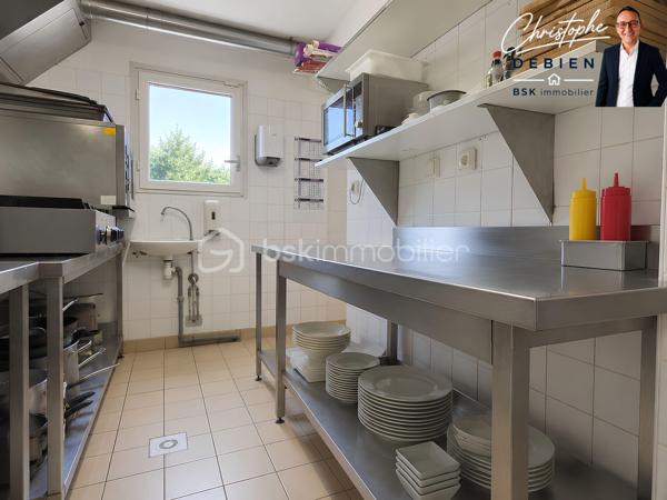 Christophe Debien – BSK Immobilier vous propose à la vente un ensemble rare comprenant le fonds de commerce et les murs commerciaux d'un restaurant-pizzeria idéalement situé au sud du secteur de Montaigu, au cœur d'une commune dynamique d'environ 3 700 habitants.

Bénéficiant d'un emplacement stratégique et d'une zone de chalandise d'environ 25 000 habitants à moins de 10 minutes, cet établissement profite d'une clientèle fidèle, locale et touristique, assurant une activité régulière.

L'établissement réalise un chiffre d'affaires stable supérieur à 300 000 €, avec une répartition d'activité d'environ 70 % de restauration sur place et 30 % de vente à emporter.

D'une surface exploitable d'environ 128 m², il offre une capacité d'accueil d'environ 80 couverts, comprenant :
•	40 couverts en salle,
•	40 couverts en terrasse.

La cuisine est fonctionnelle, parfaitement entretenue et vendue avec un matériel complet, propriété de l'exploitant (aucun matériel en location), comprenant notamment :

•	Tireuse à bière professionnelle de moins d'un an,
•	Machine à café professionnelle de 4 ans,
•	Six réfrigérateurs professionnels de 4 ans,
•	Un congélateur professionnel de 4 ans,
•	Four à pizza électrique double chambre 2 x 6 pizzas de 4 ans,
•	Frigo-bar avec groupe moteur remplacé en 2023,
•	Plaques de cuisson gaz,
•	Lave-vaisselle professionnel,
•	Trancheuse,
•	Salamandre,
•	Plancha,
•	Cuiseur à pâtes,
•	Bain-marie.

L'ensemble du matériel est en excellent état de fonctionnement et permet une reprise immédiate de l'activité sans investissement complémentaire.
Licence IV incluse dans la vente.

Les murs commerciaux sont vendus avec le fonds de commerce, offrant ainsi la possibilité de devenir propriétaire de son outil de travail tout en constituant un investissement patrimonial durable.

À titre indicatif, la valeur locative du bien est estimée à 1 200 € par mois, représentant un véritable atout pour un investisseur ou un futur exploitant.

L'ensemble présente encore un fort potentiel de développement, notamment grâce :
•	à l'exploitation de l'étage,
•	au développement de la vente à emporter,
•	à la mise en place d'un service de livraison,
•	et à l'optimisation de l'activité.

Prix de vente
•	Fonds de commerce : 125 000 € FAI
•	Murs commerciaux : 162 000 € FAI

Prix de vente de l'ensemble (fonds de commerce + murs commerciaux) : 280 000 € Frais d'Agence Inclus.

Honoraires : 20 000 € TTC Inclus soit 7,14 % du prix FAI soit 16 667 € HT

Cette opportunité conviendra parfaitement à un couple de professionnels souhaitant devenir propriétaire de son établissement, ou à un investisseur recherchant un ensemble commercial rentable, pérenne et immédiatement exploitable.

Pour tout renseignement complémentaire ou organiser une visite, contactez :
Christophe Debien
BSK Immobilier

Dossier complet, bilans et visites disponibles sur demande.