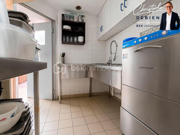 Christophe Debien – BSK Immobilier vous propose à la vente un ensemble rare comprenant le fonds de commerce et les murs commerciaux d'un restaurant-pizzeria idéalement situé au sud du secteur de Montaigu, au cœur d'une commune dynamique d'environ 3 700 habitants.

Bénéficiant d'un emplacement stratégique et d'une zone de chalandise d'environ 25 000 habitants à moins de 10 minutes, cet établissement profite d'une clientèle fidèle, locale et touristique, assurant une activité régulière.

L'établissement réalise un chiffre d'affaires stable supérieur à 300 000 €, avec une répartition d'activité d'environ 70 % de restauration sur place et 30 % de vente à emporter.

D'une surface exploitable d'environ 128 m², il offre une capacité d'accueil d'environ 80 couverts, comprenant :
•	40 couverts en salle,
•	40 couverts en terrasse.

La cuisine est fonctionnelle, parfaitement entretenue et vendue avec un matériel complet, propriété de l'exploitant (aucun matériel en location), comprenant notamment :

•	Tireuse à bière professionnelle de moins d'un an,
•	Machine à café professionnelle de 4 ans,
•	Six réfrigérateurs professionnels de 4 ans,
•	Un congélateur professionnel de 4 ans,
•	Four à pizza électrique double chambre 2 x 6 pizzas de 4 ans,
•	Frigo-bar avec groupe moteur remplacé en 2023,
•	Plaques de cuisson gaz,
•	Lave-vaisselle professionnel,
•	Trancheuse,
•	Salamandre,
•	Plancha,
•	Cuiseur à pâtes,
•	Bain-marie.

L'ensemble du matériel est en excellent état de fonctionnement et permet une reprise immédiate de l'activité sans investissement complémentaire.
Licence IV incluse dans la vente.

Les murs commerciaux sont vendus avec le fonds de commerce, offrant ainsi la possibilité de devenir propriétaire de son outil de travail tout en constituant un investissement patrimonial durable.

À titre indicatif, la valeur locative du bien est estimée à 1 200 € par mois, représentant un véritable atout pour un investisseur ou un futur exploitant.

L'ensemble présente encore un fort potentiel de développement, notamment grâce :
•	à l'exploitation de l'étage,
•	au développement de la vente à emporter,
•	à la mise en place d'un service de livraison,
•	et à l'optimisation de l'activité.

Prix de vente
•	Fonds de commerce : 125 000 € FAI
•	Murs commerciaux : 162 000 € FAI

Prix de vente de l'ensemble (fonds de commerce + murs commerciaux) : 280 000 € Frais d'Agence Inclus.

Honoraires : 20 000 € TTC Inclus soit 7,14 % du prix FAI soit 16 667 € HT

Cette opportunité conviendra parfaitement à un couple de professionnels souhaitant devenir propriétaire de son établissement, ou à un investisseur recherchant un ensemble commercial rentable, pérenne et immédiatement exploitable.

Pour tout renseignement complémentaire ou organiser une visite, contactez :
Christophe Debien
BSK Immobilier

Dossier complet, bilans et visites disponibles sur demande.