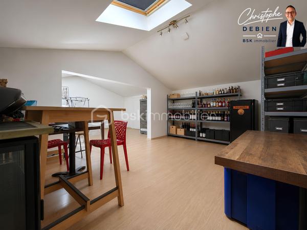 Christophe Debien – BSK Immobilier vous propose à la vente un ensemble rare comprenant le fonds de commerce et les murs commerciaux d'un restaurant-pizzeria idéalement situé au sud du secteur de Montaigu, au cœur d'une commune dynamique d'environ 3 700 habitants.

Bénéficiant d'un emplacement stratégique et d'une zone de chalandise d'environ 25 000 habitants à moins de 10 minutes, cet établissement profite d'une clientèle fidèle, locale et touristique, assurant une activité régulière.

L'établissement réalise un chiffre d'affaires stable supérieur à 300 000 €, avec une répartition d'activité d'environ 70 % de restauration sur place et 30 % de vente à emporter.

D'une surface exploitable d'environ 128 m², il offre une capacité d'accueil d'environ 80 couverts, comprenant :
•	40 couverts en salle,
•	40 couverts en terrasse.

La cuisine est fonctionnelle, parfaitement entretenue et vendue avec un matériel complet, propriété de l'exploitant (aucun matériel en location), comprenant notamment :

•	Tireuse à bière professionnelle de moins d'un an,
•	Machine à café professionnelle de 4 ans,
•	Six réfrigérateurs professionnels de 4 ans,
•	Un congélateur professionnel de 4 ans,
•	Four à pizza électrique double chambre 2 x 6 pizzas de 4 ans,
•	Frigo-bar avec groupe moteur remplacé en 2023,
•	Plaques de cuisson gaz,
•	Lave-vaisselle professionnel,
•	Trancheuse,
•	Salamandre,
•	Plancha,
•	Cuiseur à pâtes,
•	Bain-marie.

L'ensemble du matériel est en excellent état de fonctionnement et permet une reprise immédiate de l'activité sans investissement complémentaire.
Licence IV incluse dans la vente.

Les murs commerciaux sont vendus avec le fonds de commerce, offrant ainsi la possibilité de devenir propriétaire de son outil de travail tout en constituant un investissement patrimonial durable.

À titre indicatif, la valeur locative du bien est estimée à 1 200 € par mois, représentant un véritable atout pour un investisseur ou un futur exploitant.

L'ensemble présente encore un fort potentiel de développement, notamment grâce :
•	à l'exploitation de l'étage,
•	au développement de la vente à emporter,
•	à la mise en place d'un service de livraison,
•	et à l'optimisation de l'activité.

Prix de vente
•	Fonds de commerce : 125 000 € FAI
•	Murs commerciaux : 162 000 € FAI

Prix de vente de l'ensemble (fonds de commerce + murs commerciaux) : 280 000 € Frais d'Agence Inclus.

Honoraires : 20 000 € TTC Inclus soit 7,14 % du prix FAI soit 16 667 € HT

Cette opportunité conviendra parfaitement à un couple de professionnels souhaitant devenir propriétaire de son établissement, ou à un investisseur recherchant un ensemble commercial rentable, pérenne et immédiatement exploitable.

Pour tout renseignement complémentaire ou organiser une visite, contactez :
Christophe Debien
BSK Immobilier

Dossier complet, bilans et visites disponibles sur demande.