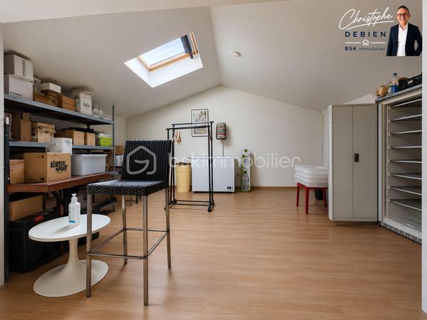 Christophe Debien – BSK Immobilier vous propose à la vente un ensemble rare comprenant le fonds de commerce et les murs commerciaux d'un restaurant-pizzeria idéalement situé au sud du secteur de Montaigu, au cœur d'une commune dynamique d'environ 3 700 habitants.

Bénéficiant d'un emplacement stratégique et d'une zone de chalandise d'environ 25 000 habitants à moins de 10 minutes, cet établissement profite d'une clientèle fidèle, locale et touristique, assurant une activité régulière.

L'établissement réalise un chiffre d'affaires stable supérieur à 300 000 €, avec une répartition d'activité d'environ 70 % de restauration sur place et 30 % de vente à emporter.

D'une surface exploitable d'environ 128 m², il offre une capacité d'accueil d'environ 80 couverts, comprenant :
•	40 couverts en salle,
•	40 couverts en terrasse.

La cuisine est fonctionnelle, parfaitement entretenue et vendue avec un matériel complet, propriété de l'exploitant (aucun matériel en location), comprenant notamment :

•	Tireuse à bière professionnelle de moins d'un an,
•	Machine à café professionnelle de 4 ans,
•	Six réfrigérateurs professionnels de 4 ans,
•	Un congélateur professionnel de 4 ans,
•	Four à pizza électrique double chambre 2 x 6 pizzas de 4 ans,
•	Frigo-bar avec groupe moteur remplacé en 2023,
•	Plaques de cuisson gaz,
•	Lave-vaisselle professionnel,
•	Trancheuse,
•	Salamandre,
•	Plancha,
•	Cuiseur à pâtes,
•	Bain-marie.

L'ensemble du matériel est en excellent état de fonctionnement et permet une reprise immédiate de l'activité sans investissement complémentaire.
Licence IV incluse dans la vente.

Les murs commerciaux sont vendus avec le fonds de commerce, offrant ainsi la possibilité de devenir propriétaire de son outil de travail tout en constituant un investissement patrimonial durable.

À titre indicatif, la valeur locative du bien est estimée à 1 200 € par mois, représentant un véritable atout pour un investisseur ou un futur exploitant.

L'ensemble présente encore un fort potentiel de développement, notamment grâce :
•	à l'exploitation de l'étage,
•	au développement de la vente à emporter,
•	à la mise en place d'un service de livraison,
•	et à l'optimisation de l'activité.

Prix de vente
•	Fonds de commerce : 125 000 € FAI
•	Murs commerciaux : 162 000 € FAI

Prix de vente de l'ensemble (fonds de commerce + murs commerciaux) : 280 000 € Frais d'Agence Inclus.

Honoraires : 20 000 € TTC Inclus soit 7,14 % du prix FAI soit 16 667 € HT

Cette opportunité conviendra parfaitement à un couple de professionnels souhaitant devenir propriétaire de son établissement, ou à un investisseur recherchant un ensemble commercial rentable, pérenne et immédiatement exploitable.

Pour tout renseignement complémentaire ou organiser une visite, contactez :
Christophe Debien
BSK Immobilier

Dossier complet, bilans et visites disponibles sur demande.
