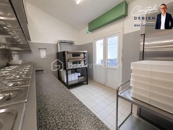 Christophe Debien – BSK Immobilier vous propose à la vente un ensemble rare comprenant le fonds de commerce et les murs commerciaux d'un restaurant-pizzeria idéalement situé au sud du secteur de Montaigu, au cœur d'une commune dynamique d'environ 3 700 habitants.

Bénéficiant d'un emplacement stratégique et d'une zone de chalandise d'environ 25 000 habitants à moins de 10 minutes, cet établissement profite d'une clientèle fidèle, locale et touristique, assurant une activité régulière.

L'établissement réalise un chiffre d'affaires stable supérieur à 300 000 €, avec une répartition d'activité d'environ 70 % de restauration sur place et 30 % de vente à emporter.

D'une surface exploitable d'environ 128 m², il offre une capacité d'accueil d'environ 80 couverts, comprenant :
•	40 couverts en salle,
•	40 couverts en terrasse.

La cuisine est fonctionnelle, parfaitement entretenue et vendue avec un matériel complet, propriété de l'exploitant (aucun matériel en location), comprenant notamment :

•	Tireuse à bière professionnelle de moins d'un an,
•	Machine à café professionnelle de 4 ans,
•	Six réfrigérateurs professionnels de 4 ans,
•	Un congélateur professionnel de 4 ans,
•	Four à pizza électrique double chambre 2 x 6 pizzas de 4 ans,
•	Frigo-bar avec groupe moteur remplacé en 2023,
•	Plaques de cuisson gaz,
•	Lave-vaisselle professionnel,
•	Trancheuse,
•	Salamandre,
•	Plancha,
•	Cuiseur à pâtes,
•	Bain-marie.

L'ensemble du matériel est en excellent état de fonctionnement et permet une reprise immédiate de l'activité sans investissement complémentaire.
Licence IV incluse dans la vente.

Les murs commerciaux sont vendus avec le fonds de commerce, offrant ainsi la possibilité de devenir propriétaire de son outil de travail tout en constituant un investissement patrimonial durable.

À titre indicatif, la valeur locative du bien est estimée à 1 200 € par mois, représentant un véritable atout pour un investisseur ou un futur exploitant.

L'ensemble présente encore un fort potentiel de développement, notamment grâce :
•	à l'exploitation de l'étage,
•	au développement de la vente à emporter,
•	à la mise en place d'un service de livraison,
•	et à l'optimisation de l'activité.

Prix de vente
•	Fonds de commerce : 125 000 € FAI
•	Murs commerciaux : 162 000 € FAI

Prix de vente de l'ensemble (fonds de commerce + murs commerciaux) : 280 000 € Frais d'Agence Inclus.

Honoraires : 20 000 € TTC Inclus soit 7,14 % du prix FAI soit 16 667 € HT

Cette opportunité conviendra parfaitement à un couple de professionnels souhaitant devenir propriétaire de son établissement, ou à un investisseur recherchant un ensemble commercial rentable, pérenne et immédiatement exploitable.

Pour tout renseignement complémentaire ou organiser une visite, contactez :
Christophe Debien
BSK Immobilier

Dossier complet, bilans et visites disponibles sur demande.