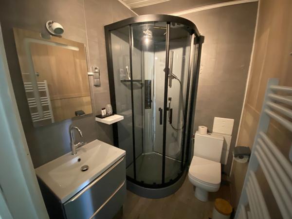 Local d'activité Crest 9 pièce(s) 380 m2 , espace jardin , parking, plusieurs bureau ou pas de portes