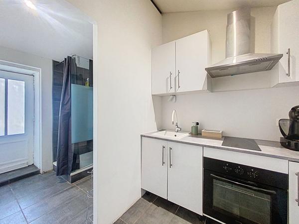 Local d'activité Crest 9 pièce(s) 380 m2 , espace jardin , parking, plusieurs bureau ou pas de portes