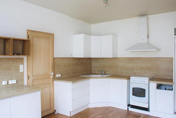 Ancien commerce au rez-de-chaussée et peut-être réhabilité en habitation avec sa cuisine et sa salle bain. A l'étage 3 belles chambres