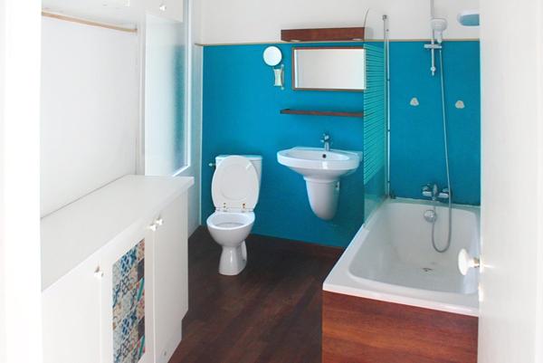 Ancien commerce au rez-de-chaussée et peut-être réhabilité en habitation avec sa cuisine et sa salle bain. A l'étage 3 belles chambres