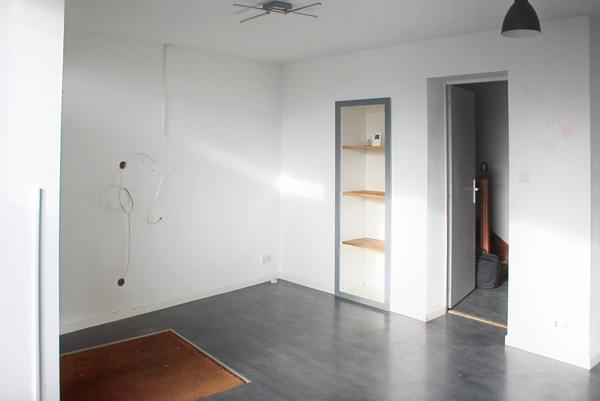 Ancien commerce au rez-de-chaussée et peut-être réhabilité en habitation avec sa cuisine et sa salle bain. A l'étage 3 belles chambres