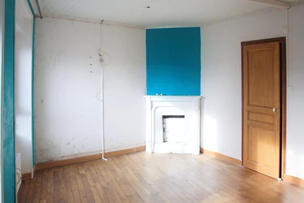 Ancien commerce au rez-de-chaussée et peut-être réhabilité en habitation avec sa cuisine et sa salle bain. A l'étage 3 belles chambres