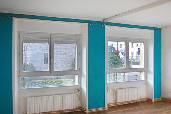 Ancien commerce au rez-de-chaussée et peut-être réhabilité en habitation avec sa cuisine et sa salle bain. A l'étage 3 belles chambres