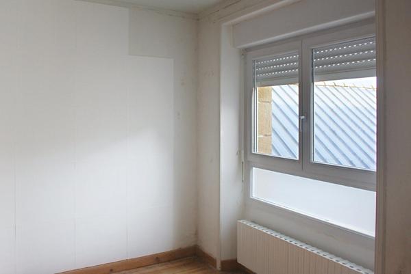 Ancien commerce au rez-de-chaussée et peut-être réhabilité en habitation avec sa cuisine et sa salle bain. A l'étage 3 belles chambres