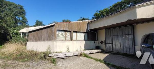 CROZON - Dans village en campagne - Atelier-hangar avec bureaux et sanitaires sur terres agrico...