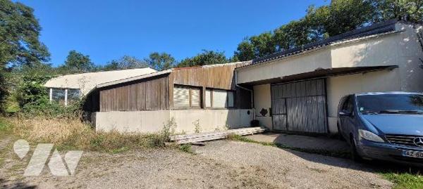 CROZON - Dans village en campagne - Atelier-hangar avec bureaux et sanitaires sur terres agrico...