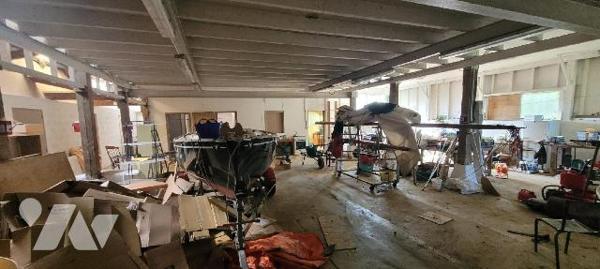 CROZON - Dans village en campagne - Atelier-hangar avec bureaux et sanitaires sur terres agrico...