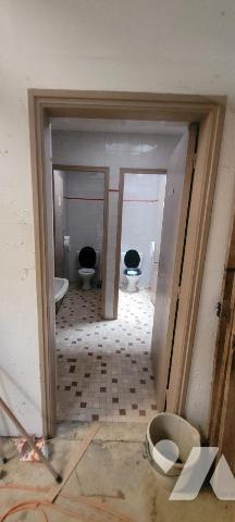 CROZON - Dans village en campagne - Atelier-hangar avec bureaux et sanitaires sur terres agrico...