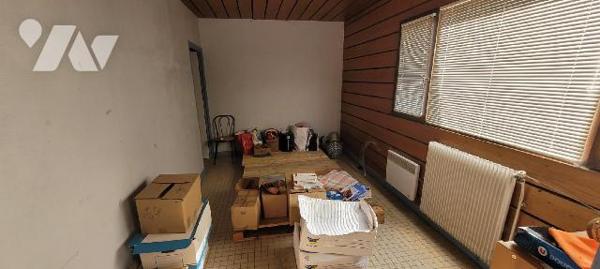 CROZON - Dans village en campagne - Atelier-hangar avec bureaux et sanitaires sur terres agrico...