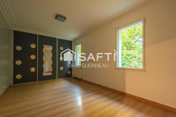 Maison de plain pied, 5 chambres, garage, jardin et piscine