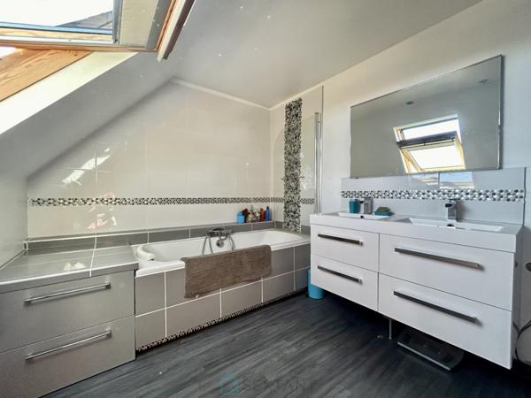 Maison Individuelle 4 chambres avec beaucoup de charme au calme.