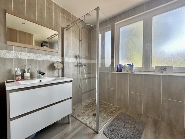 Maison Individuelle 4 chambres avec beaucoup de charme au calme.