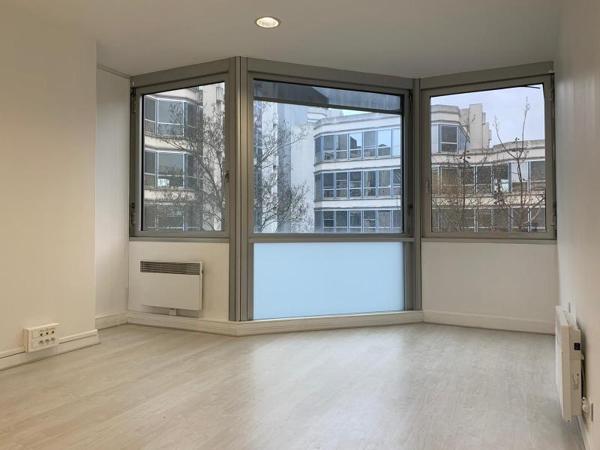 93160 Noisy le grand- Mont d'Est - Murs , Bureaux 67 m² , Quartier d'affaires